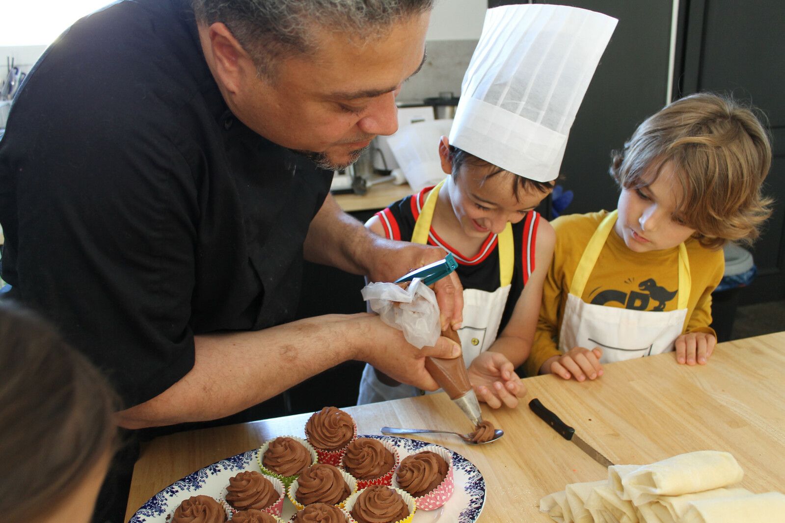 Franck accompagne des enfants lors d’un atelier de cuisine